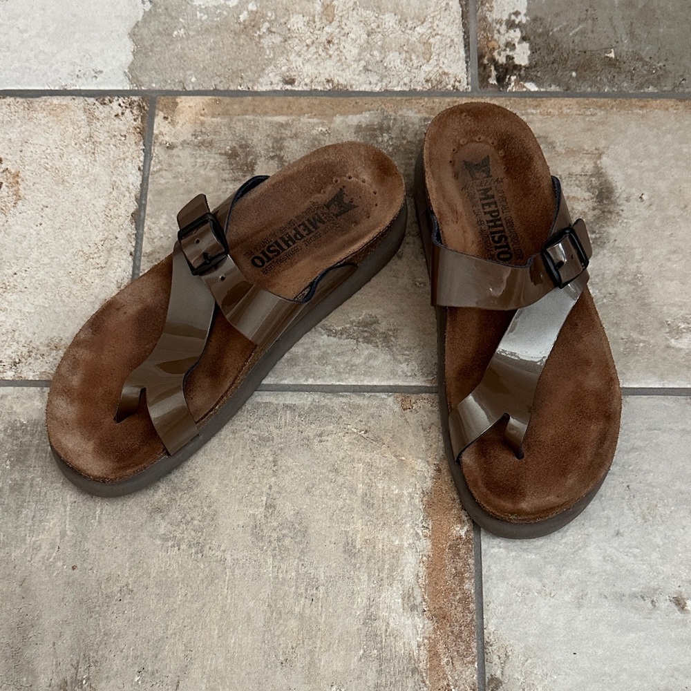 Mephisto Taupe Patent Leather Thong Strap Sandals Size 37/7